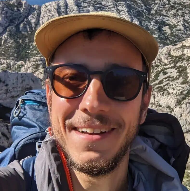 Pierre en randonnée, sac au dos, en montagne